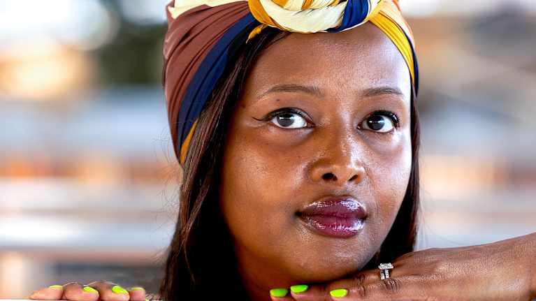 Somalialaissyntyinen Naima Mohamud Oodi-kirjastossa.
