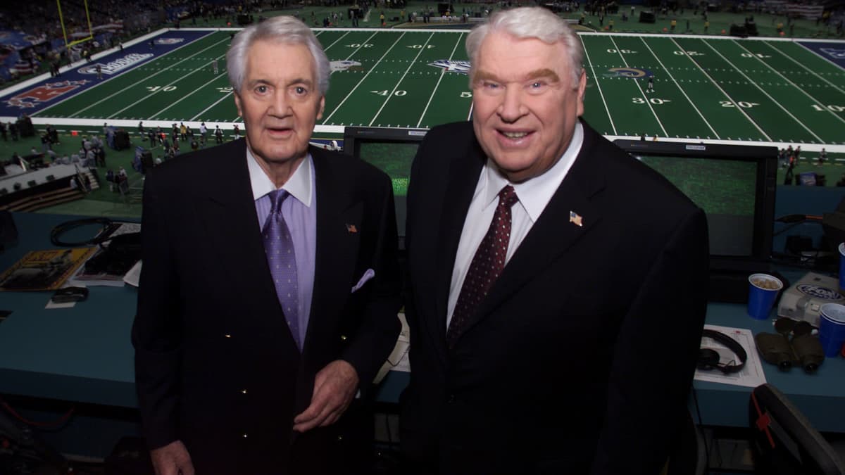 Pat Summerall (vas.) ja John Madden tekivät tv-töitä yhdessä yli 20 vuotta. Kuva Super Bowlista 2002.