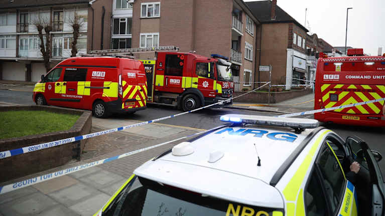 Hälytysajoneuvoja kadulla Lontoossa.