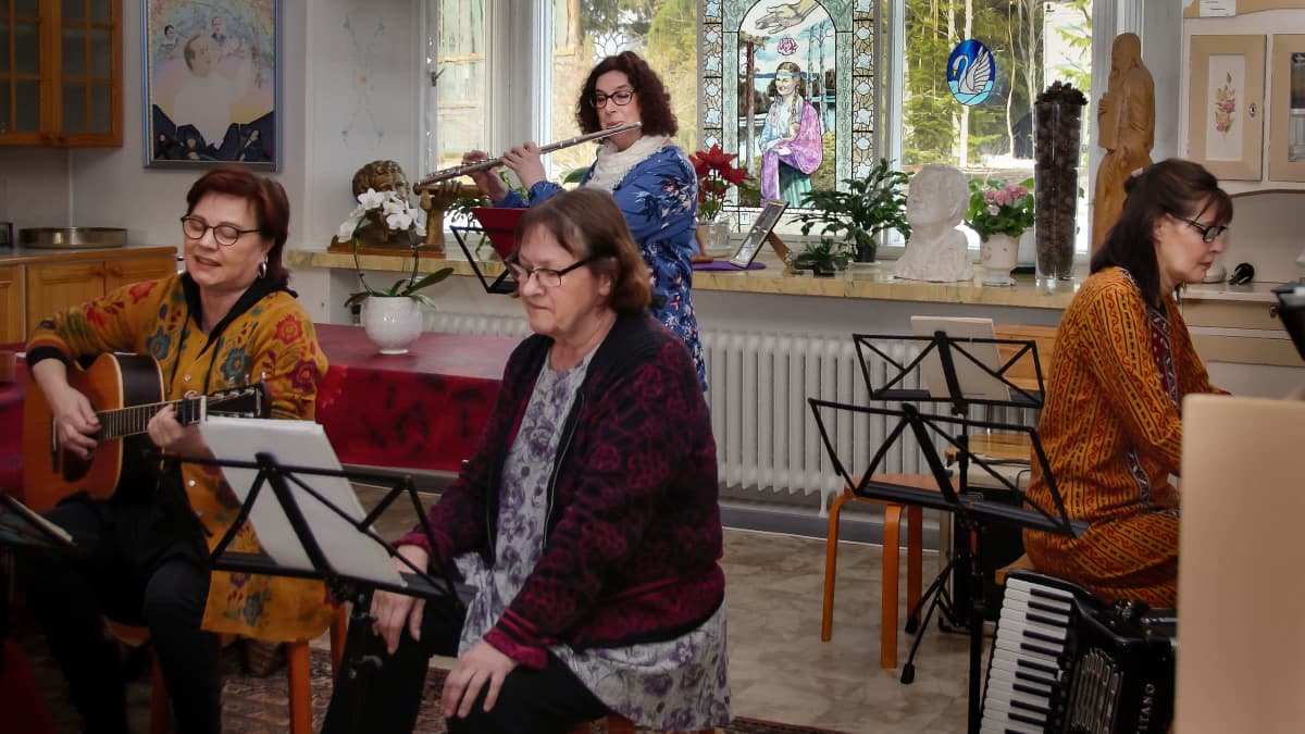 Väinölän asukkaita musisoimassa. Riitta Pietilä ja Liisa Siltanen etualalla, huilussa Ulla Silvan ja pianossa Liisa Mankinen.