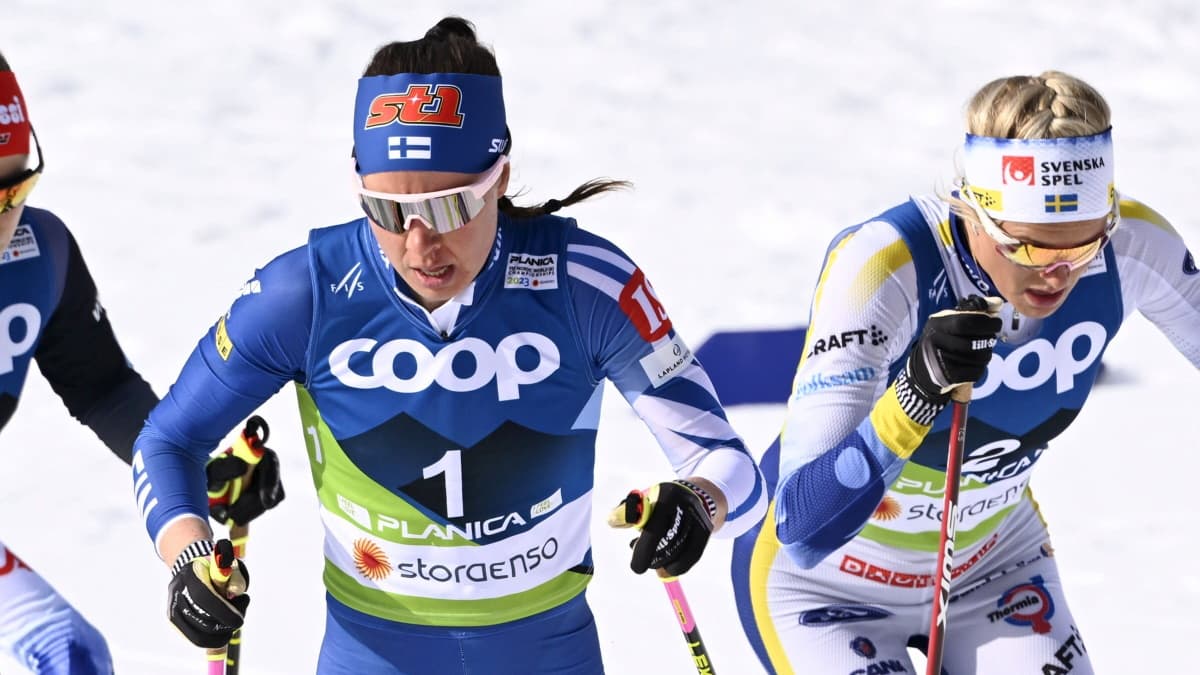 Kerttu Niskanen hiihtää Frida Karlssonin kanssa yhdistelmäkisassa.