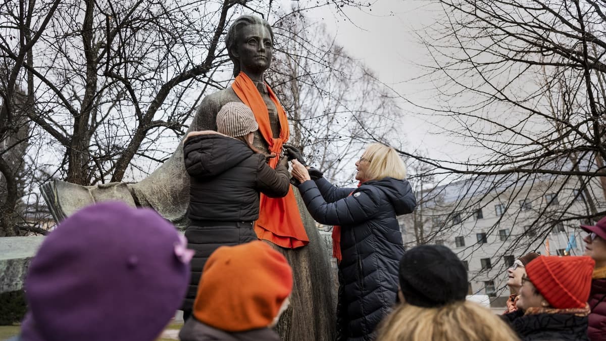 Minna Canthin patsas sai oranssin huivin Jyväskylässä.