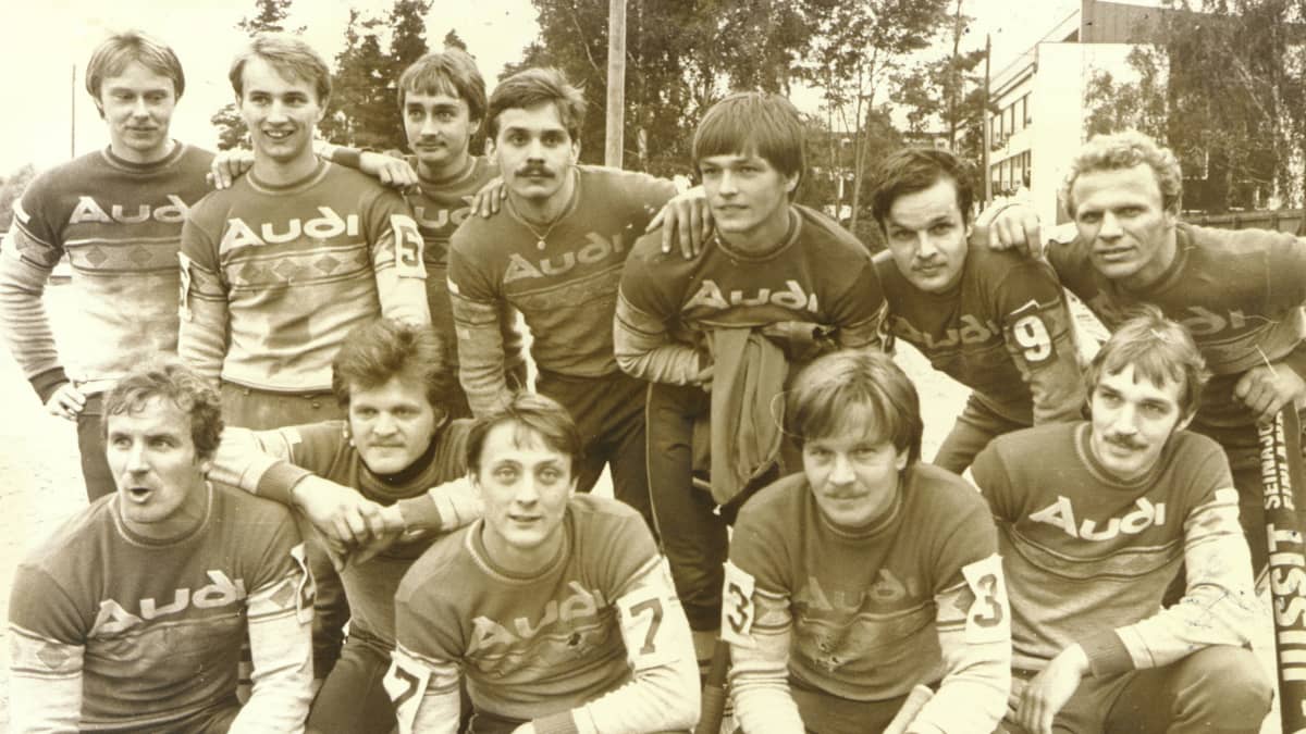 Seinäjoen Maila-Jussien joukkue 1982 päällään perinteiset jussipaidat, jotka ovat osin peleistä jo kärsineetkin.