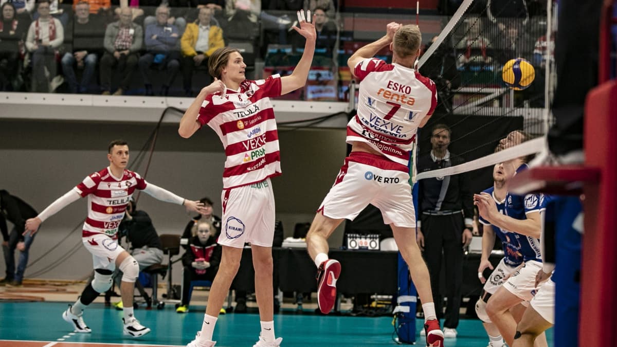 VaLePan Karli Allik (vas.), Severi Savonsalmi ja Mikko Esko Suomen cupin ottelussa Akaa-Volleytä vastaan.
