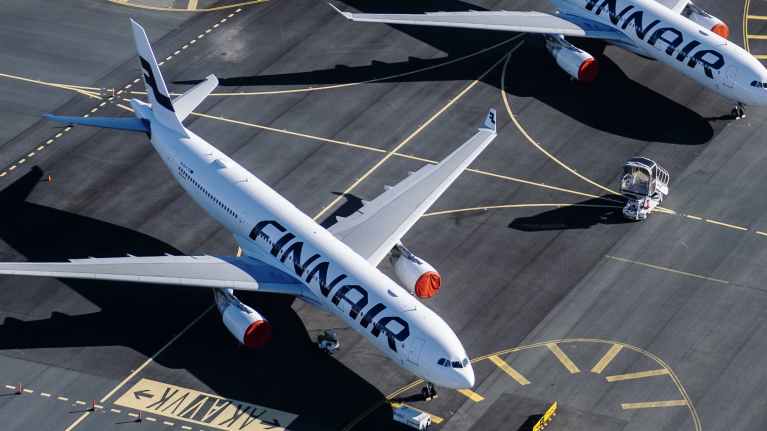 Kuvassa on Finnairin lentokoneita toukokuussa Helsinki-Vantaan lentokentällä. Koneet ovat maassa koronaviruspandemian vuoksi.