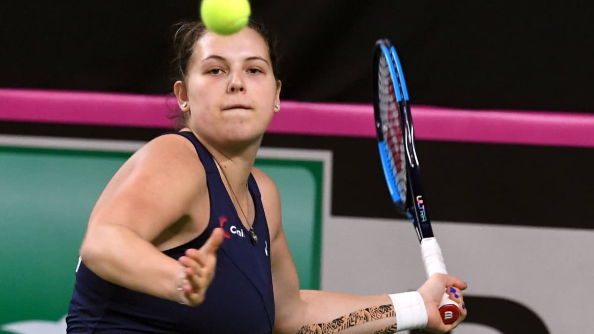 Tennispelaaja Anastasia Kulikova lyö palloa.