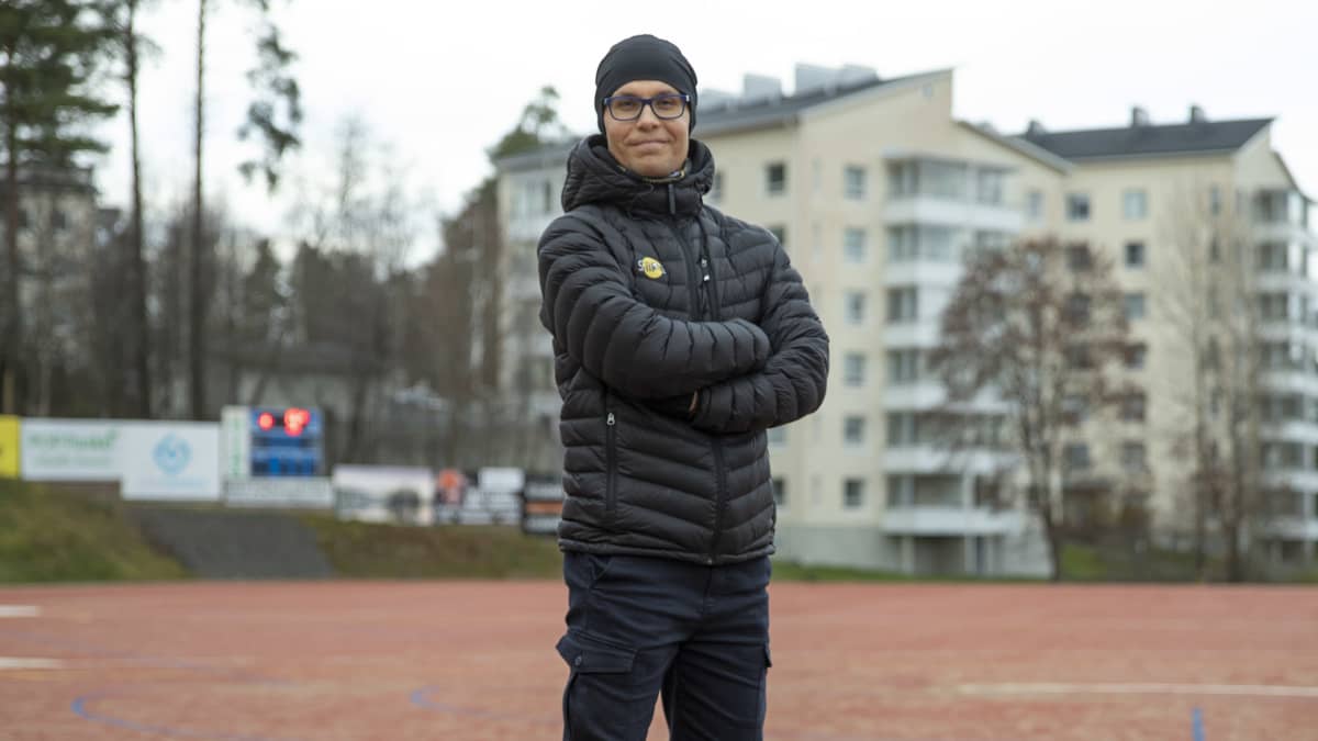 Siilinjärven Pesiksen toiminnanjohtajan sijainen Teemu Huhtakangas pesäpallostadionilla Siilinjärven Mantulla.