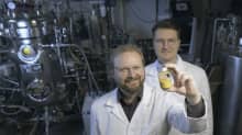 Solar Foodsin teknologiajohtaja Juha-Pekka Pitkänen ja toimitusjohtaja Pasi Vainikka esittelevät laboratoriossaan Soleiini-jauhetta sisältävää purkkia.