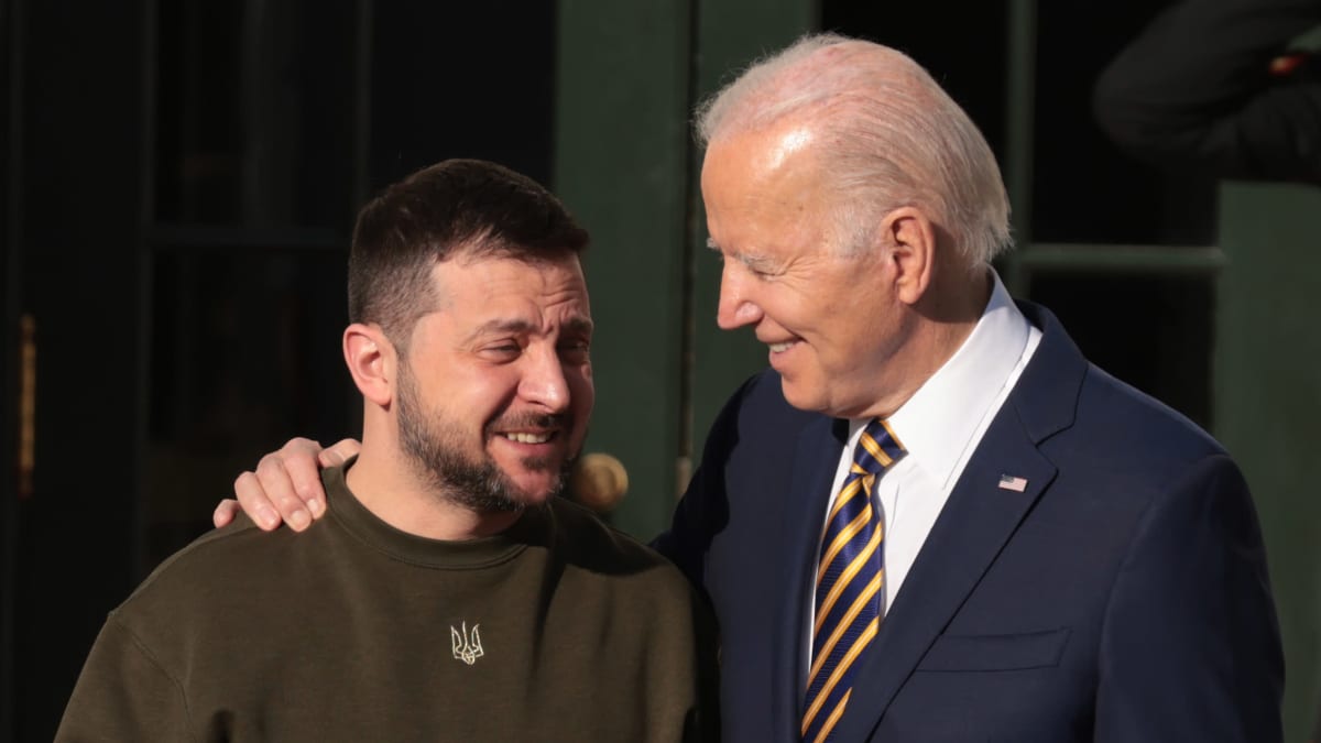 USA:s president Joe Biden välkomnar Ukrainas president Volodymyr Zelenskyj som i onsdag gjorde sitt första utlandsbesök sedan Ryssland inledde sin invasion den 24 februari.