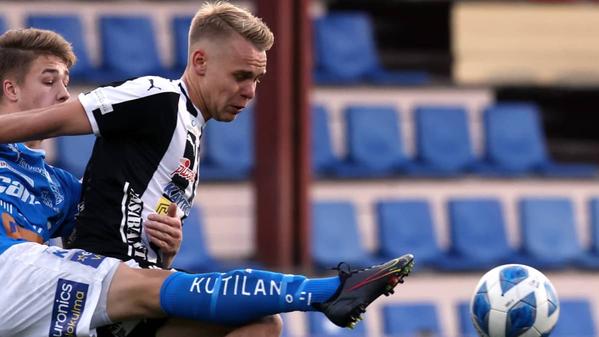 Tuomas Kaukua ja Aleksi Pahkasalo taistelevat pallosta pelissä VPS-RoPS lokakuussa 2021.