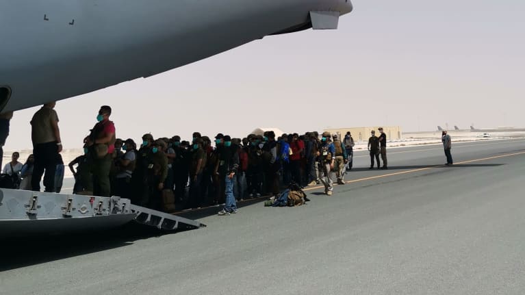 Kabulin lentokentällä evukuoidaan ihmisiä.