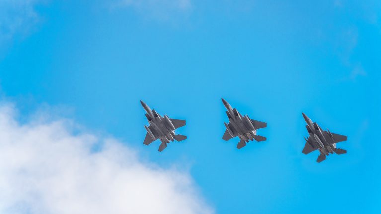 F-15 c Eagle -hävittäjät muodostelmassa