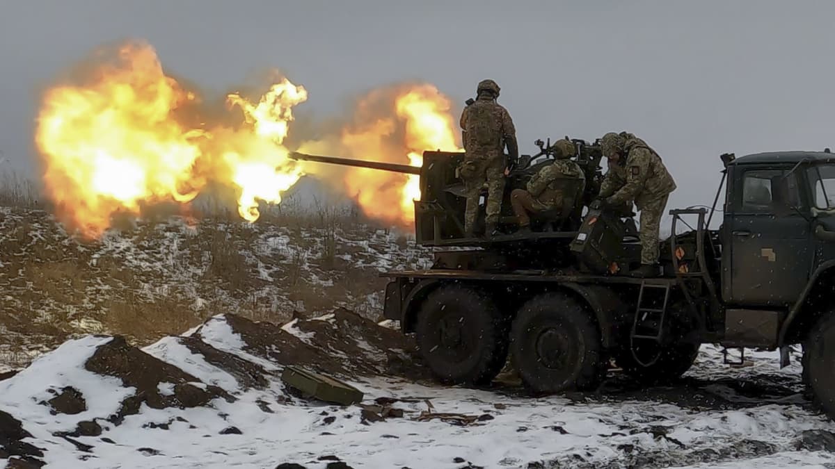 Ukrainan sotilaat tekevät ilmatorjuntaa lähellä Bahmutia, Donetskissa.