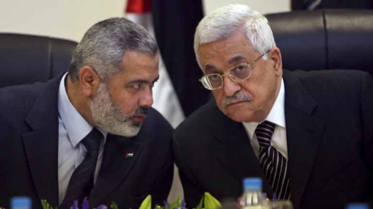 Hamasin johtajiin kuuluva Ismail Haniyya (vas.) ja palestiinalaisten presidentti Mahmud Abbas keskustelivat Gazassa 18.3.2007.