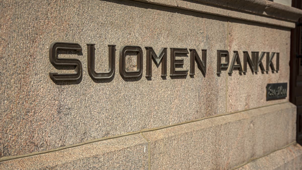 Suomen pankki- teksti seinässä. 