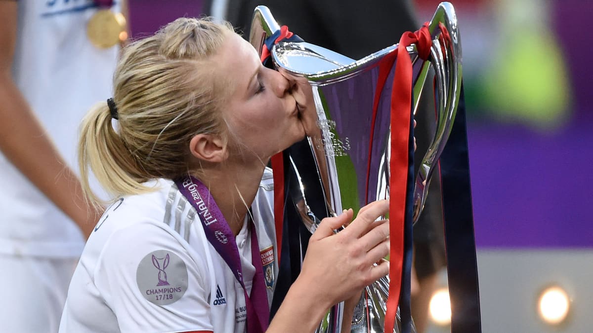 Ada Hegerberg kysser Champions League-pokalen.
