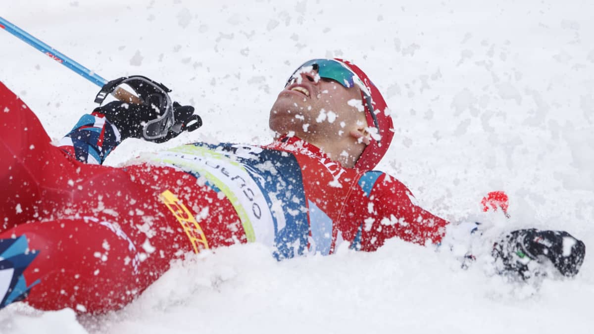 Norjan Paal Golberg kaatuu maaliin sprinttihiihdossa.