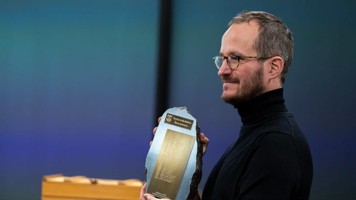 Kuvassa elokuvaohjaaja Juho Kuosmanen pitelee palkintoa.