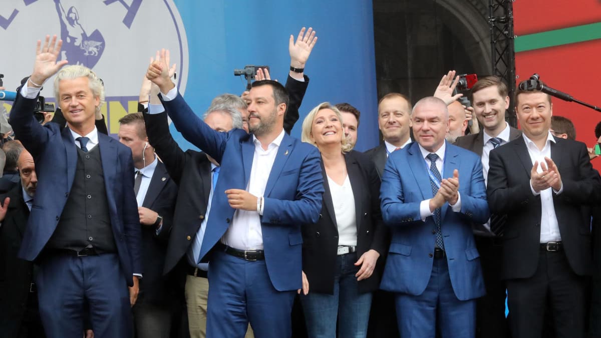 Euroopan populistipuolueiden johtajat iloisen sävyisessä ryhmäkuvassa.
