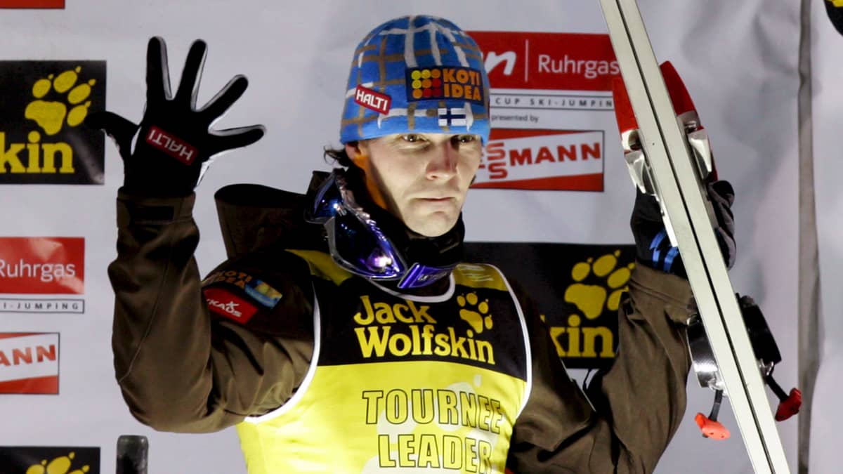Janne Ahonen näyttää sormillaan viittä voittamaansa Keski-Euroopan mäkiviikkoa.