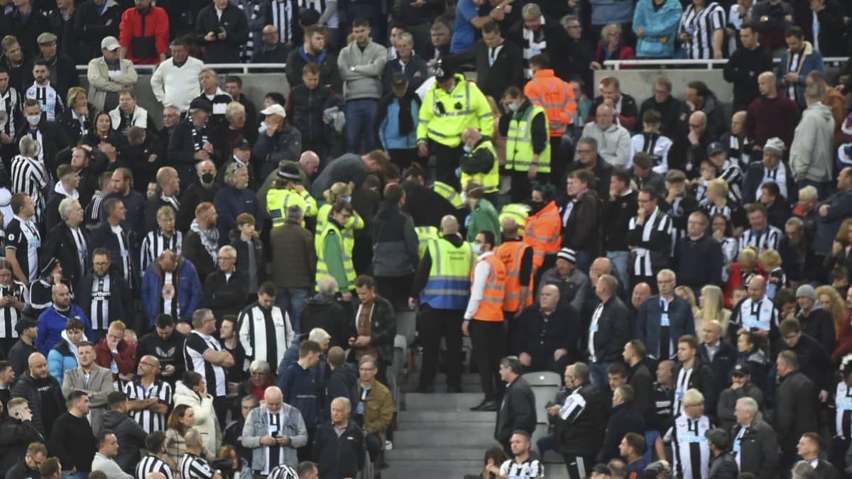 Katsomossa sattunut sairauskohtaus keskeytti Newcastlen ja Tottenhamin valioliigaottelun.