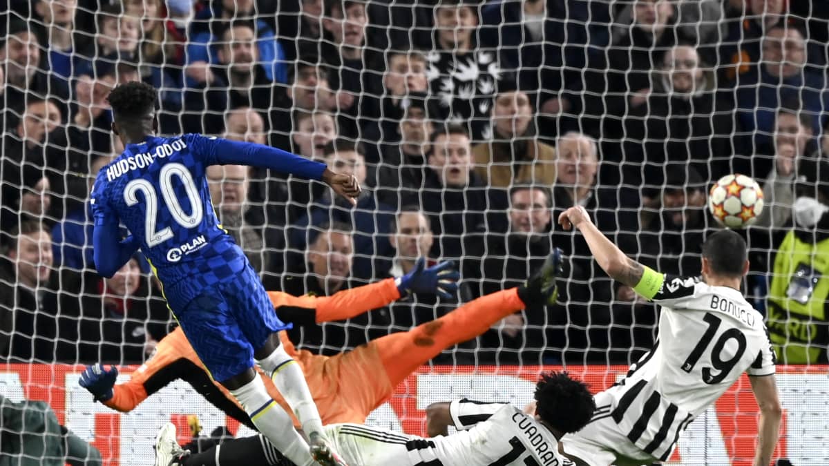 Callum Hudson-Odoin vetämä pallo menee Juventuksen verkkoon. Maassa puolustaja Leonardo Bonucci katselee toivottomana. 