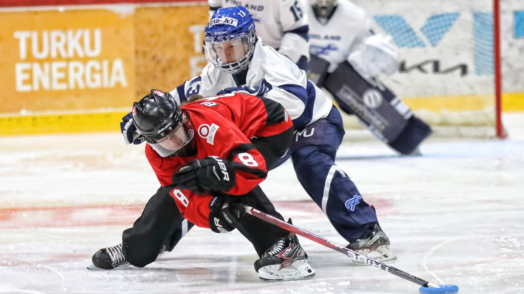 Ringettemaajoukkueen varakapteeni Katariina Kurikko tositoimissa ottelussa Kanadaa vastaan.