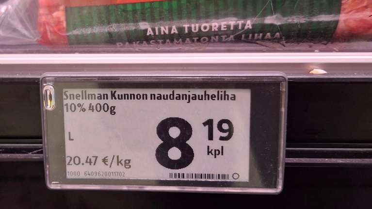 Ett paket nötfärs ligger ovanför en prisskylt med priset 8,19 euro per 400 grams förpackning.