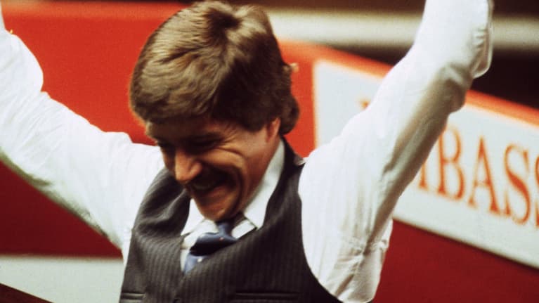 Cliff Thorburn putosi polvilleen, kun hän oli onnistunut ensimmäisenä pelaajana tekemään 147 pisteen lyöntisarjan Crucible-teatterissa.