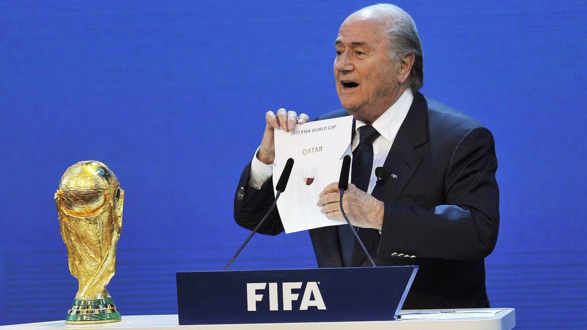Sepp Blatter vetää kirjekuoresta Qatarin nimen ja kertoo, että maa isännöi vuoden 2022 jalkapallon MM-kisoja.