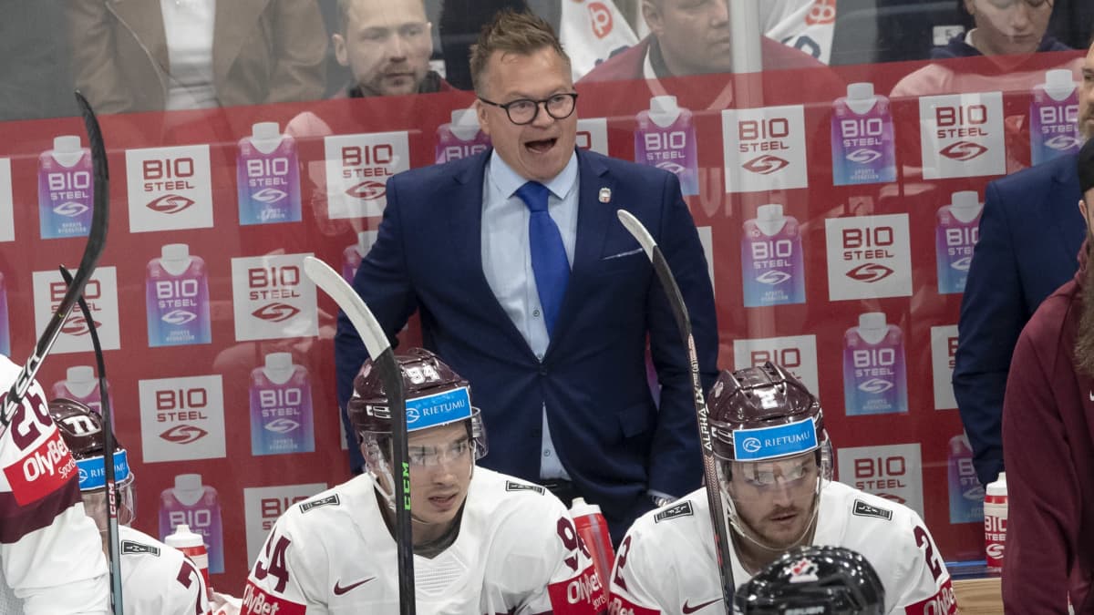 Petteri Nummelin Latvian vaihtopenkillä.