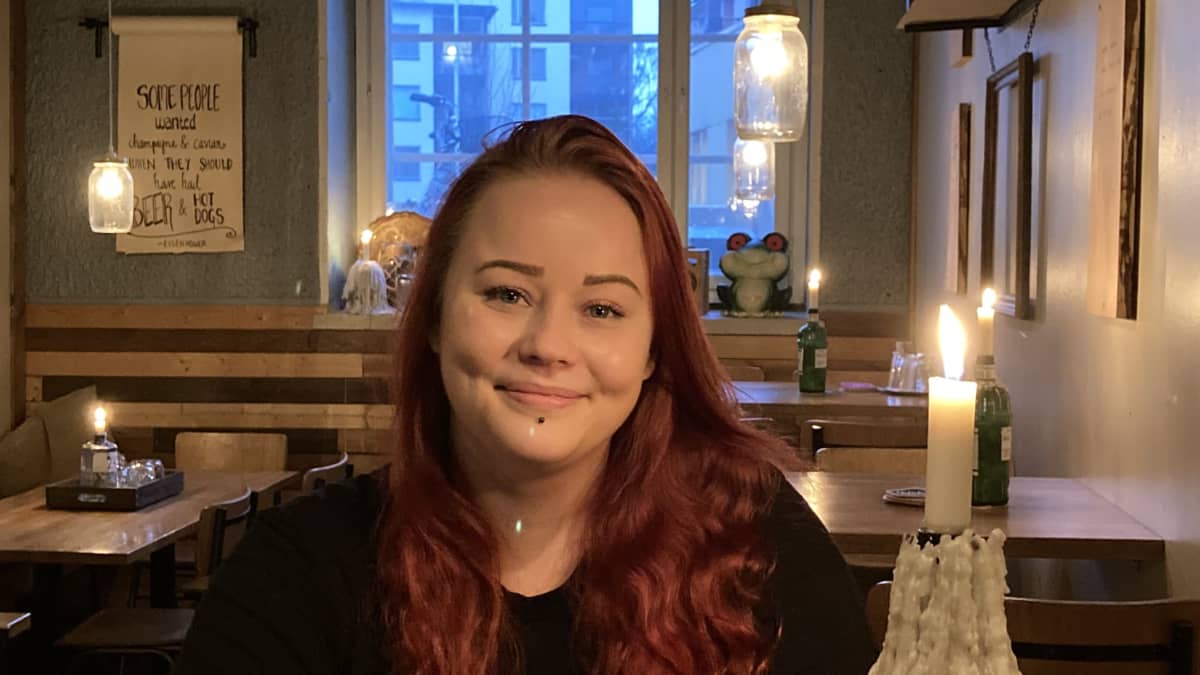 Sara Andersson istuu nurkkapöydässä jossa Aaron Paul istui 