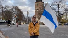 Petr Trofimov Turussa valko-sini-lippu kädessä.