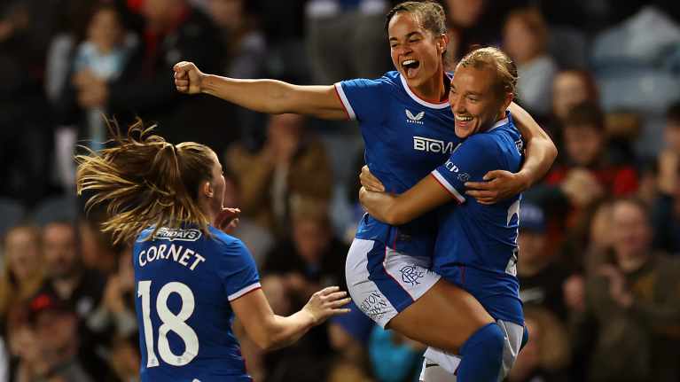 Chelsea Cornet, Kayla McCoy ja Jenny Danielsson juhlivat Rangersin maalia.