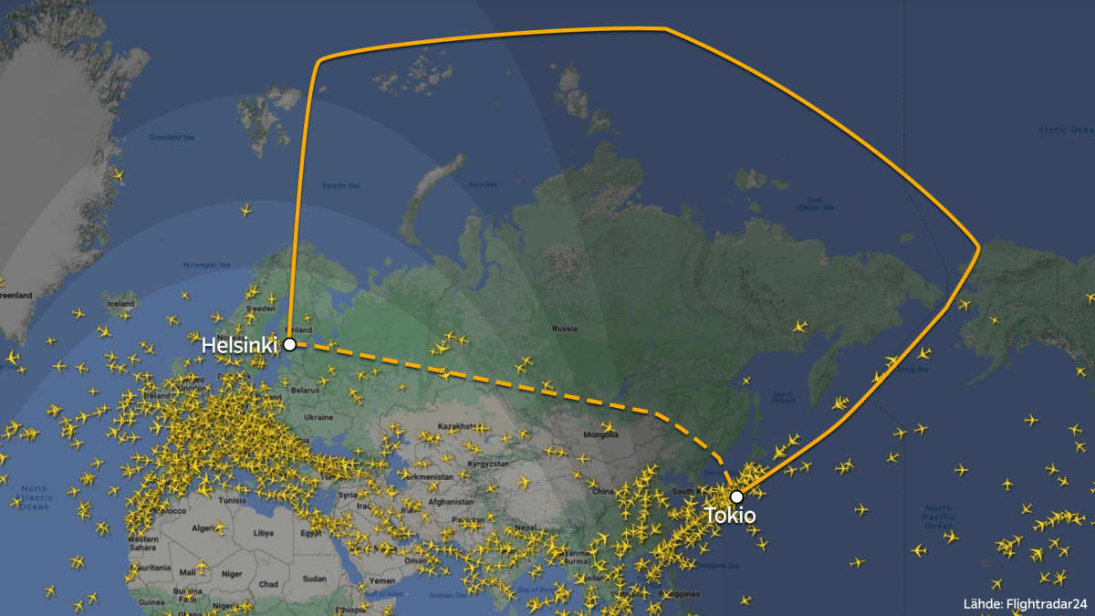 Flightradar24 -sivuston ruutukaappauksessa lentoreitti Helsingistä Tokioon aiemmin katkoviivalla ja nyt yhtenäisellä viivalla.