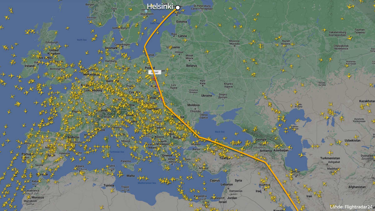 Flightradar24 -sivuston ruutukaappauksessa lentoreitti Helsingistä Lähi-idän maihin.