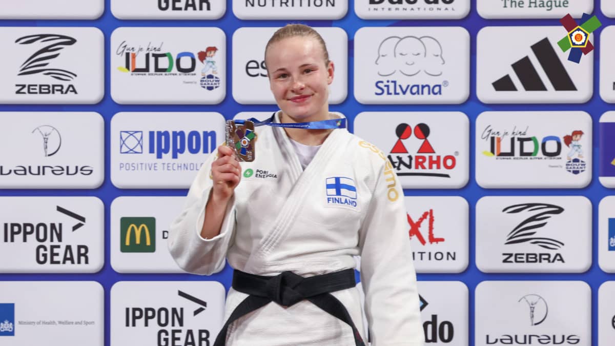 57-kiloisissa otellut Pihla Salonen pitää kädessään junioreiden EM-hopeamitalia. 