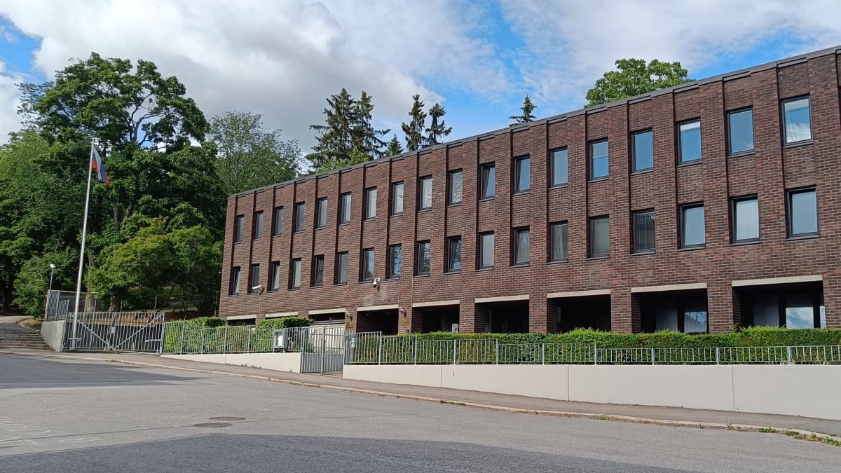 Punainen tiilirakennus, jossa on monta ikkunaa.