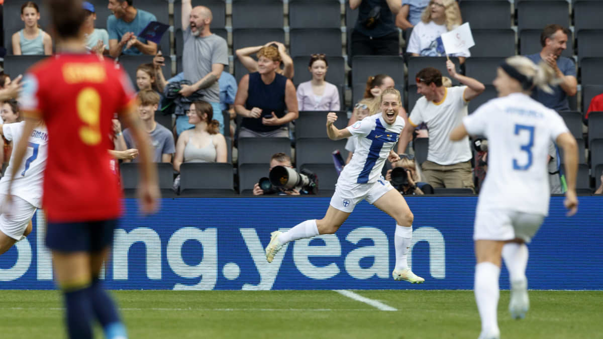 Linda Sällström tuulettaa maaliaan EM-kisoissa 2022.