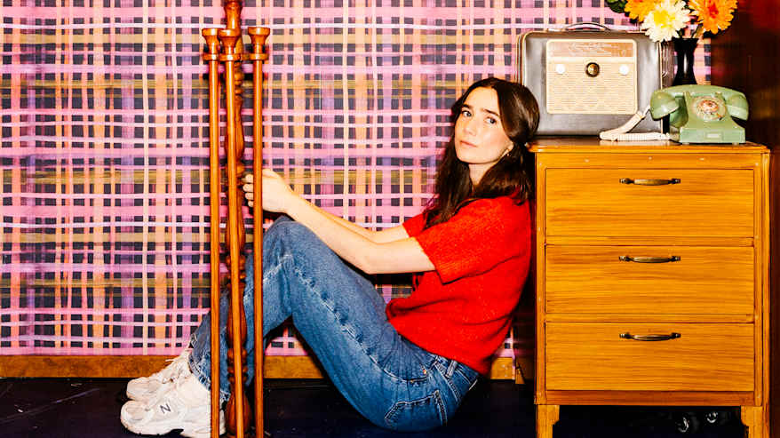 Henkilö pukeutuneena punaiseen neuleeseen.