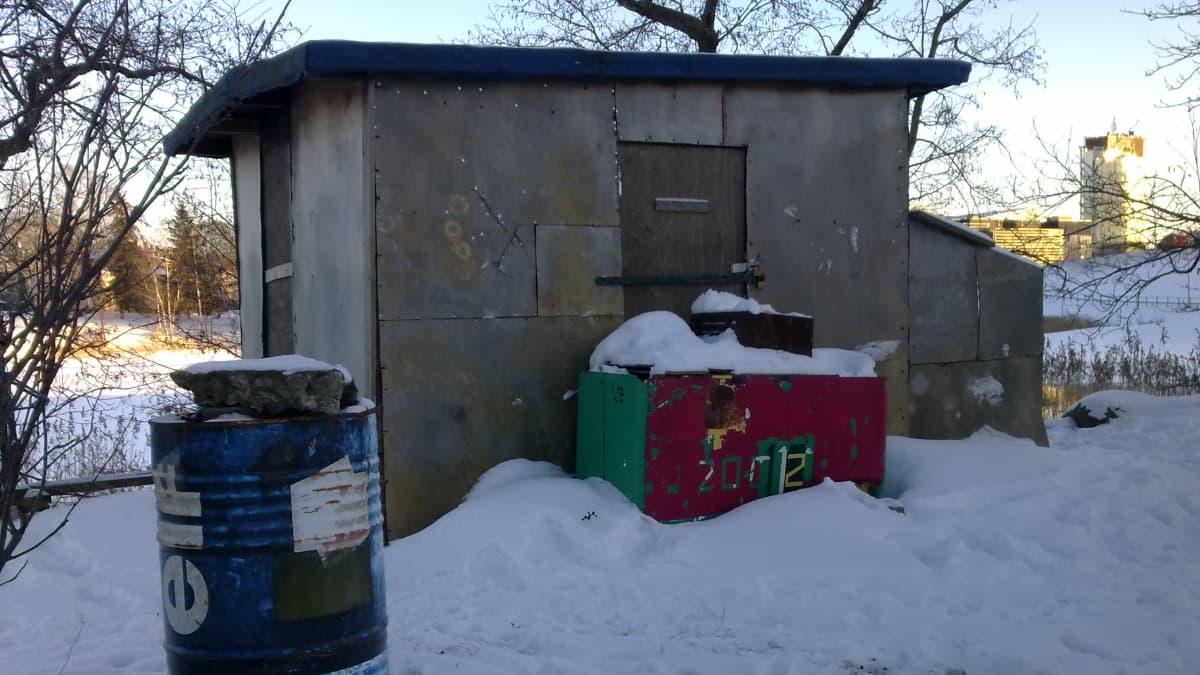 Sulhanen-saarella palanut hökkeli oli pystyssä vielä maaliskuussa 2012.