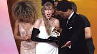 Taylor Swift Grammy-palkinot kädessä.