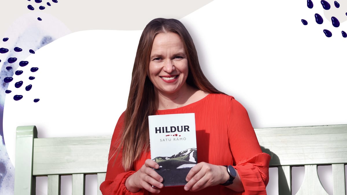 Kirjailija Satu Rämö pitää käsissään kirjaansa Hildur. Taustalla graafinen taustakuva.
