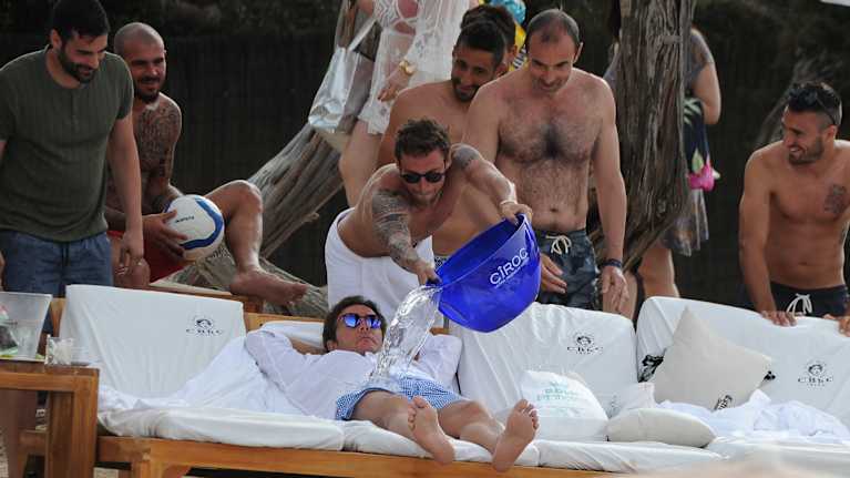 fotbollsspelare på Ibiza på en strand