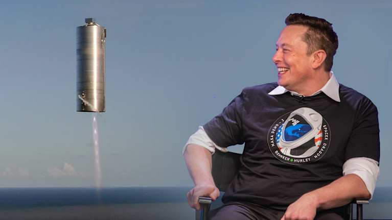 Elon Musk ja Starshipin koealus kuvakoosteessa.