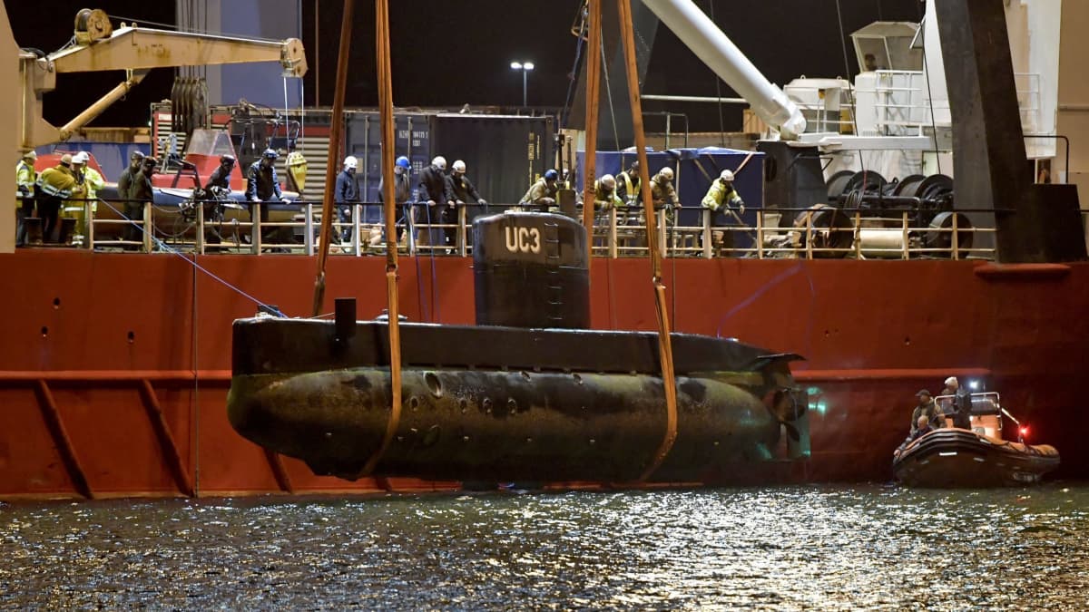 Peter Madsens ubåt UC3 Nautilus bärgas ur vattnet.