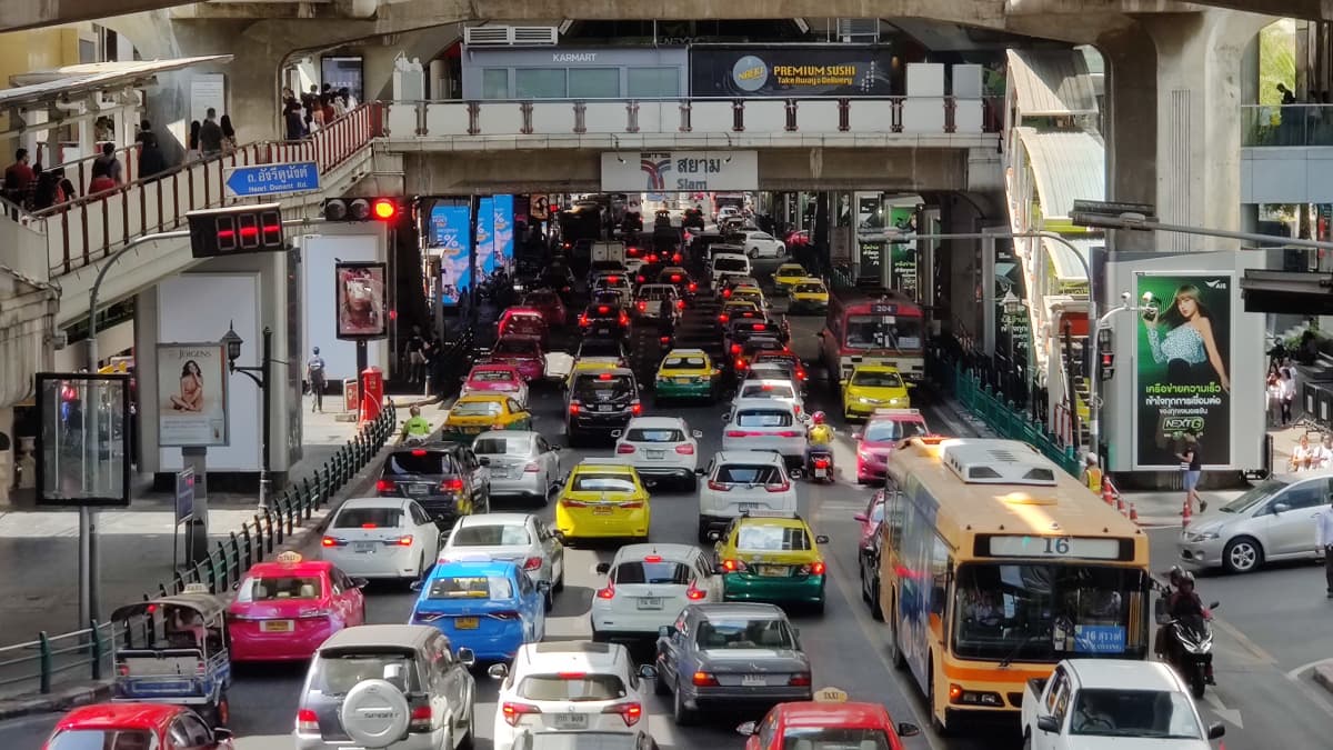 Liikenneruuhka Thaimaan pääkaupungissa Bangkokissa