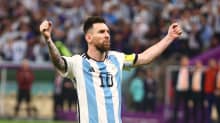 Argentiinan kapteeni Lionel Messi katsoo tuimasti.