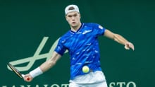 Otto Virtanen pelaa tennistä.