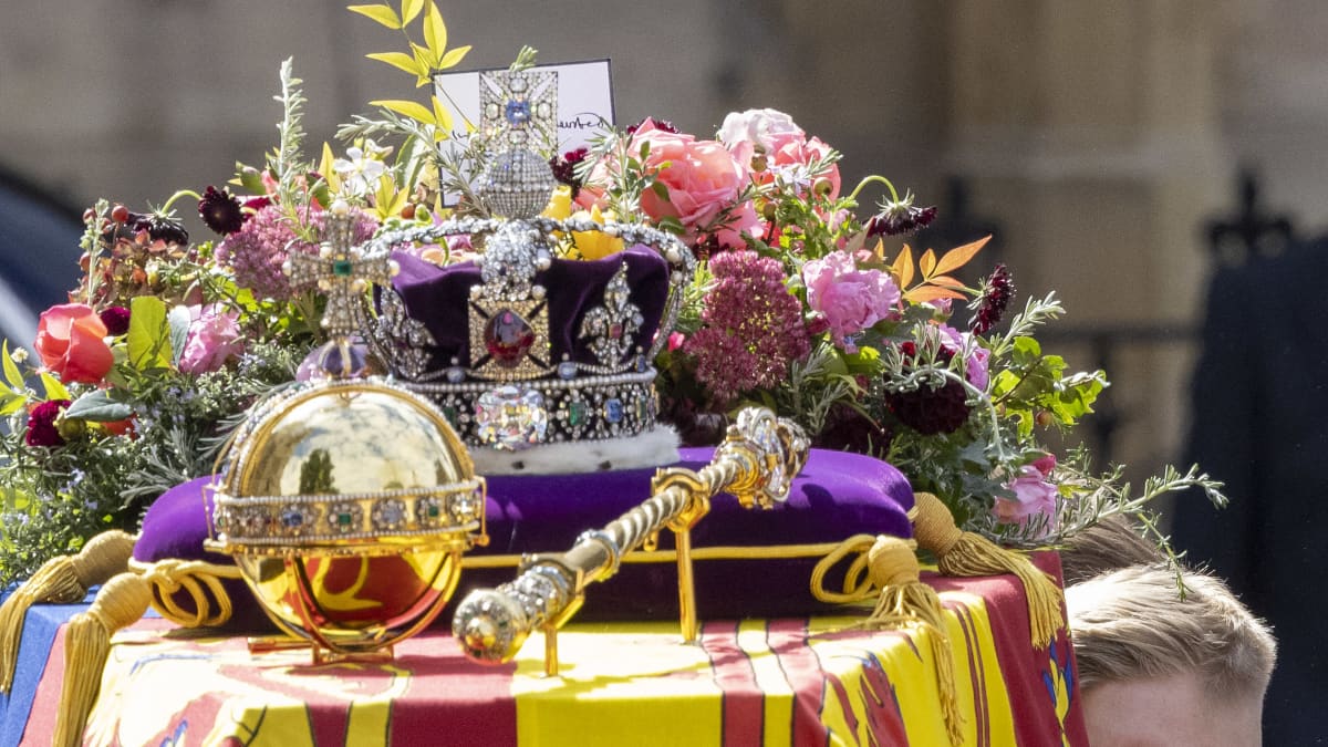 Drottning Elizabeth II:s krina, spira och riksäpplet på drottningens kista.